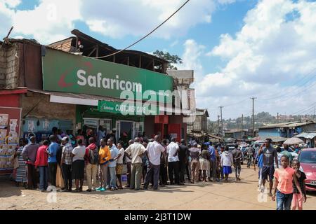 Nairobi, Kenia. 09. April 2022. Vor dem Kundenbetreuungsgeschäft von Safaricom (einem der führenden Mobilfunkanbieter in Kenia) stehen Einheimische für die Registrierung neuer SIM-Karten in der Schlange. Die Communications Authority (CA) in Kenia warnte Mobilfunkteilnehmer, die ihre Daten bis April 15 nicht bei ihren jeweiligen Telekommunikationsanbietern registrieren, vor einer Trennung der Verbindung. (Foto von Donwilson Odhiambo/SOPA Images/Sipa USA) Quelle: SIPA USA/Alamy Live News Stockfoto