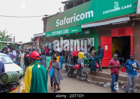 Nairobi, Kenia. 09. April 2022. Vor dem Kundenbetreuungsgeschäft von Safaricom (einem der führenden Mobilfunkanbieter in Kenia) stehen Einheimische für die Registrierung neuer SIM-Karten in der Schlange. Die Communications Authority (CA) in Kenia warnte Mobilfunkteilnehmer, die ihre Daten bis April 15 nicht bei ihren jeweiligen Telekommunikationsanbietern registrieren, vor einer Trennung der Verbindung. (Foto von Donwilson Odhiambo/SOPA Images/Sipa USA) Quelle: SIPA USA/Alamy Live News Stockfoto