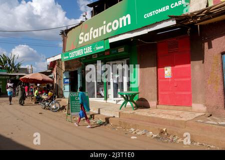 Nairobi, Kenia. 09. April 2022. Die Einheimischen gehen am Safaricom (einem der führenden Mobilfunknetzbetreiber in Kenia)-Kundenbetreuungsgeschäft vorbei. Die Communications Authority (CA) in Kenia warnte Mobilfunkteilnehmer, die ihre Daten bis April 15 nicht bei ihren jeweiligen Telekommunikationsanbietern registrieren, vor einer Trennung der Verbindung. (Foto von Donwilson Odhiambo/SOPA Images/Sipa USA) Quelle: SIPA USA/Alamy Live News Stockfoto