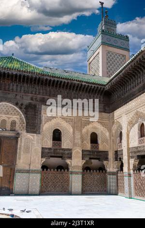 Fes, Marokko.  Medersa Bou Inania, in der Medina, inneren Hof. Stockfoto