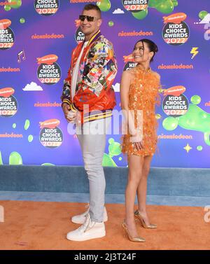 Los Angeles, USA. 09. April 2022. (L-R) Rob Gronkowski und Miranda Cosgrove kommen bei den Nickelodeon Kid's Choice Awards 2022 an, die am Samstag, dem 9. April 2022, im Barker Hangar in Santa Monica, CA, verliehen wurden. (Foto: Sthanlee B. Mirador/Sipa USA) Quelle: SIPA USA/Alamy Live News Stockfoto