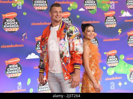 Los Angeles, USA. 09. April 2022. (L-R) Rob Gronkowski und Miranda Cosgrove kommen bei den Nickelodeon Kid's Choice Awards 2022 an, die am Samstag, dem 9. April 2022, im Barker Hangar in Santa Monica, CA, verliehen wurden. (Foto: Sthanlee B. Mirador/Sipa USA) Quelle: SIPA USA/Alamy Live News Stockfoto