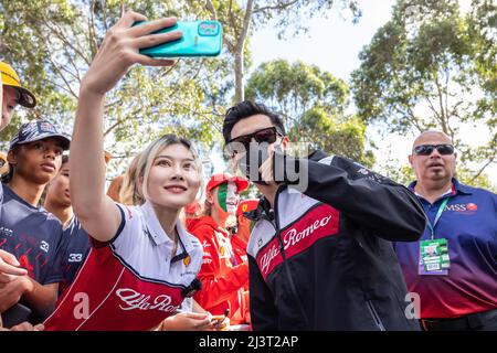 Melbourne, Australien. 09. April 2022. Zhou Guanyu aus China interagiert mit Fans auf dem Melbourne Walk vor dem Großen Preis von Australien 2022 auf der Rennstrecke des Albert Park Grand Prix. (Foto von George Hitchens/SOPA Images/Sipa USA) Quelle: SIPA USA/Alamy Live News Stockfoto