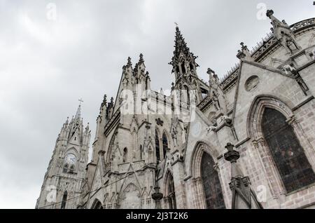 Fassade der berühmten neugotischen Basilika des Nationalen Gelübdes in der Innenstadt von Quito in Ecuador Stockfoto