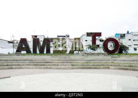 Ein riesiges Schild mit dem Wort Ambato begrüßt die Besucher im Flowers Park in Ambato Stockfoto