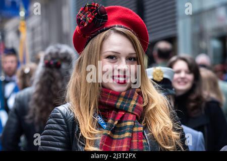 New York, USA. 09. April 2022. Zuschauer stehen an der 6. Avenue, um sich die Tartan Day Parade 2022 in New York, New York, am 9. April 2022 anzusehen. (Foto von Gabriele Holtermann/Sipa USA) Quelle: SIPA USA/Alamy Live News Stockfoto