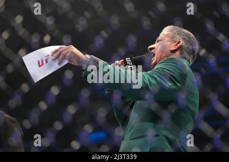 JACKSONVILLE, FL - 9. APRIL: Bruce Buffer während der UFC 273 Veranstaltung in der Vystar Memorial Arena am 9. April 2022 in Jacksonville, Florida, USA. (Foto von Louis Grasse/PxImages) Credit: Px Images/Alamy Live News Stockfoto