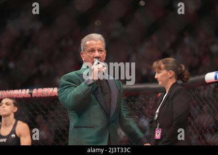 JACKSONVILLE, FL - 9. APRIL: Bruce Buffer während der UFC 273 Veranstaltung in der Vystar Memorial Arena am 9. April 2022 in Jacksonville, Florida, USA. (Foto von Louis Grasse/PxImages) Credit: Px Images/Alamy Live News Stockfoto