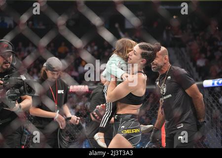 JACKSONVILLE, FL - 9. APRIL: Mackenzie dern feiert ihren Sieg über Tecia Torres in ihrem Damenkampf während des UFC 273 Events in der Vystar Memorial Arena am 9. April 2022 in Jacksonville, Florida, USA. (Foto von Louis Grasse/PxImages) Credit: Px Images/Alamy Live News Stockfoto