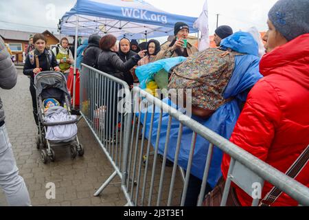 Medyka, Polen. 8. April 2022. Ukrainer Flüchtlinge, die vor Putins Terror fliehen, kommen gestresst, müde und kalt im eisigen Regen im Medyka Border Camp in Polen an. (Bild: © Amy Katz/ZUMA Press Wire) Stockfoto