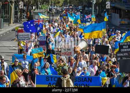 Melbourne, Australien. 10. April 2022. Kundgebung für den Frieden in der Ukraine vor dem Parlamentsgebäude in Melbourne. Quelle: Jay Kogler/Alamy Live News Stockfoto