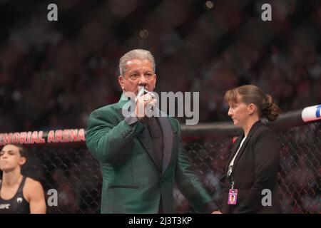 Jacksonville, Florida, Jacksonville, FL, USA. 9. April 2022. JACKSONVILLE, FL - 9. APRIL: Bruce Buffer während der UFC 273 Veranstaltung in der Vystar Memorial Arena am 9. April 2022 in Jacksonville, Florida, USA. (Bild: © Louis Grasse/PX Imagens via ZUMA Press Wire) Bild: ZUMA Press, Inc./Alamy Live News Stockfoto