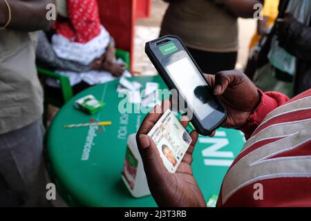 Nairobi, Kenia. 09. April 2022. Während der neuen SIM-Kartenregistrierung außerhalb des Safaricom-Kundendienstes (einem der führenden Mobilfunkanbieter in Kenia) hilft ein Kundenbetreuungsspezialist bei der Betreuung von Services. Die Communications Authority (CA) in Kenia warnte Mobilfunkteilnehmer, die ihre Daten bis April 15 nicht bei ihren jeweiligen Telekommunikationsanbietern registrieren, vor einer Trennung der Verbindung. Kredit: SOPA Images Limited/Alamy Live Nachrichten Stockfoto