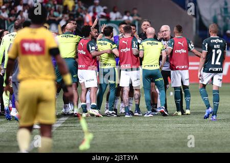 Sao Paulo, Brasilien. 09. April 2022. SP - Sao Paulo - 04/09/2022 - BRASILIANISCHER A 2022, PALMEIRAS X CEARA - Palmeiras Spieler streiten sich mit Spielern aus Ceara während eines Spiels im Arena Allianz Parque Stadion für die brasilianische Meisterschaft A 2022. Foto: Ettore Chiereguini/AGIF/Sipa USA Quelle: SIPA USA/Alamy Live News Stockfoto