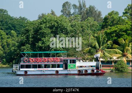 Touristenboot in Ashtamudi See am Kollam Staat Indien Stockfoto