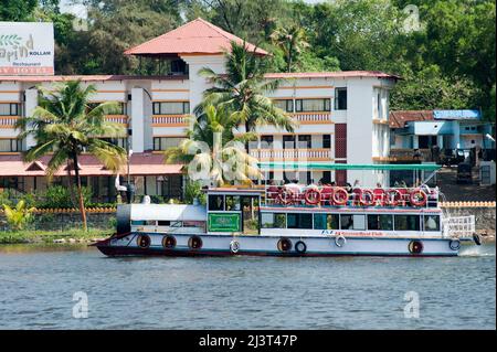 Touristenboot in Ashtamudi See am Kollam Staat Indien Stockfoto