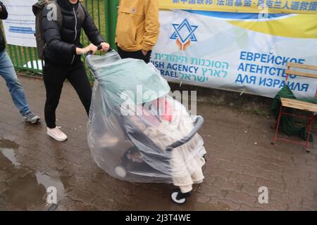 Medyka, Polen. 8. April 2022. Ukrainer Flüchtlinge, die vor Putins Terror fliehen, kommen gestresst, müde und kalt im eisigen Regen im Medyka Border Camp in Polen an. (Bild: © Amy Katz/ZUMA Press Wire) Stockfoto