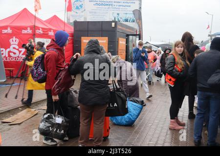 Medyka, Polen. 8. April 2022. Ukrainer Flüchtlinge, die vor Putins Terror fliehen, kommen gestresst, müde und kalt im eisigen Regen im Medyka Border Camp in Polen an. (Bild: © Amy Katz/ZUMA Press Wire) Stockfoto