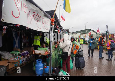 Medyka, Polen. 8. April 2022. Ukrainer Flüchtlinge, die vor Putins Terror fliehen, kommen gestresst, müde und kalt im eisigen Regen im Medyka Border Camp in Polen an. (Bild: © Amy Katz/ZUMA Press Wire) Stockfoto