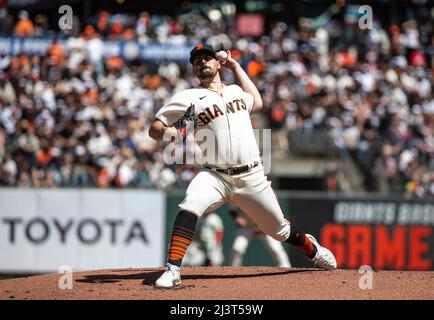 April 09 2022 San Francisco CA, USA San Francisco startet Pitcher Carlos Rodon (16) auf dem Hügel während des MLB-Spiels zwischen den Miami Marlins und den San Francisco Giants. Die Marlins schlugen die Giants 2-1 im Oracle Park San Francisco Calif. Thurman James/CSM Stockfoto