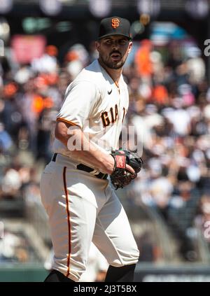 April 09 2022 San Francisco CA, USA San Francisco startet Pitcher Carlos Rodon (16) auf dem Hügel während des MLB-Spiels zwischen den Miami Marlins und den San Francisco Giants. Die Marlins schlugen die Giants 2-1 im Oracle Park San Francisco Calif. Thurman James/CSM Stockfoto