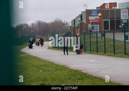 Medyka, Polen. 8. April 2022. Ukrainer Flüchtlinge, die vor Putins Terror fliehen, gehen die letzten Schritte durch den Grenzübergang von der Ukraine nach Polen. (Bild: © Amy Katz/ZUMA Press Wire) Stockfoto