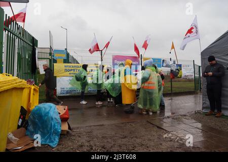 Medyka, Polen. 8. April 2022. Ukrainer Flüchtlinge, die vor Putins Terror fliehen, kommen gestresst, müde und kalt im eisigen Regen im Medyka Border Camp in Polen an. (Bild: © Amy Katz/ZUMA Press Wire) Stockfoto