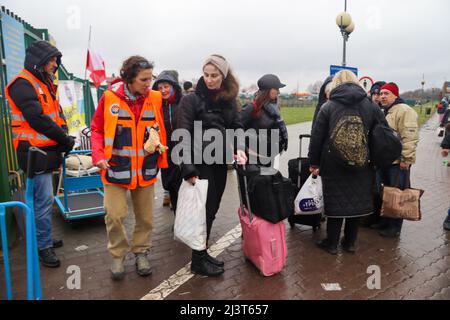 Medyka, Polen. 8. April 2022. Ukrainer Flüchtlinge, die vor Putins Terror fliehen, kommen gestresst, müde und kalt im eisigen Regen im Medyka Border Camp in Polen an. (Bild: © Amy Katz/ZUMA Press Wire) Stockfoto