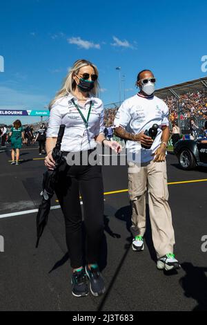 Melbourne, Australien. 10. April 2022. Lewis Hamilton aus Großbritannien und Mercedes bei der Fahrerparade vor dem Großen Preis von Australien 2022 auf der Rennstrecke des Albert Park Grand Prix. (Foto von George Hitchens/SOPA Images/Sipa USA) Quelle: SIPA USA/Alamy Live News Stockfoto