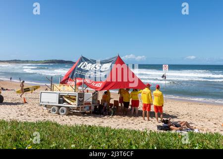 Freiwillige Surfrescue Rettungsschwimmer am Dee Why Beach Sydney patrouillieren am Strand, Sydney, Australien Stockfoto