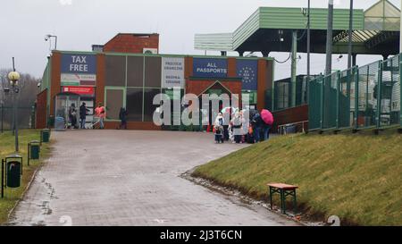 Medyka, Polen. 8. April 2022. Ukrainer Flüchtlinge warten darauf, in die Ukraine zurückzukehren. (Bild: © Amy Katz/ZUMA Press Wire) Stockfoto