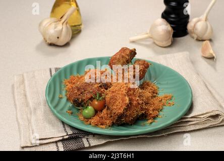 Ayam Goreng Lengkuas - Gebratenes Huhn mit javanesischen Kräutern, galangal, Nahaufnahme Stockfoto