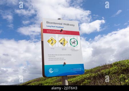 Zweihundertjährige Gehwegstrecke an der Landzunge des Long Reef an den nördlichen Stränden von Sydney, Sydney, Australien mit blauem Himmel im Hintergrund Stockfoto