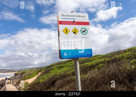 Zweihundertjährige Gehwegstrecke an der Landzunge des Long Reef an den nördlichen Stränden von Sydney, Sydney, Australien mit blauem Himmel im Hintergrund Stockfoto