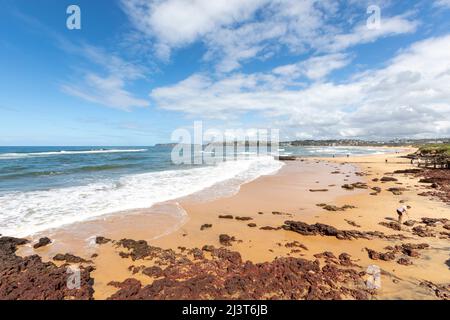 Long Reef Wasserreservat und Long Reef Strand an der Ostküste von Sydney an einem blauen Himmel Herbsttag, Sydney, NSW, Australien Stockfoto