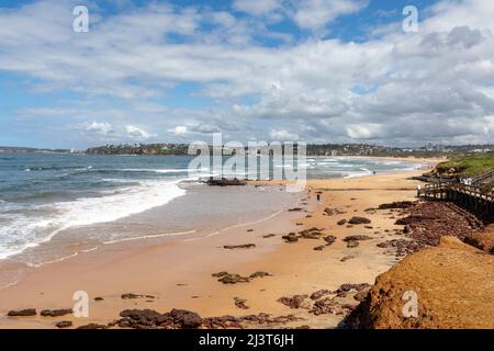 Long Reef Wasserreservat und Long Reef Strand an der Ostküste von Sydney an einem blauen Himmel Herbsttag, Sydney, NSW, Australien Stockfoto