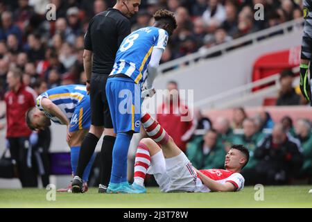 London, Großbritannien. 09. April 2022. Yves Bissouma (B&HA) hilft Gabriel Martinelli (A) beim EPL-Spiel Arsenal gegen Brighton und Hove Albion am 9. April 2022 im Emirates Stadium, London, Großbritannien, mit Cramp. Kredit: Paul Marriott/Alamy Live Nachrichten Stockfoto