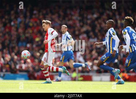 London, Großbritannien. 09. April 2022. Martin Odegaard (A) Enck Mwepu (B&HA) Yves Bissouma (B&HA) beim EPL-Spiel Arsenal gegen Brighton und Hove Albion am 9. April 2022 im Emirates Stadium, London, Großbritannien. Kredit: Paul Marriott/Alamy Live Nachrichten Stockfoto