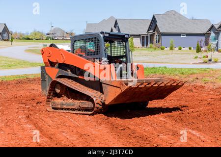 Bagger bei Landschaftsbauarbeiten auf der Baustelle Stockfoto