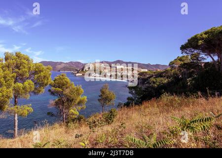 Blick auf den berühmten Strand Le Ghiaie, ein kleiner freier Strand in der Nähe von Forte Falcone Portoferraio, Insel Elba, Italien Stockfoto