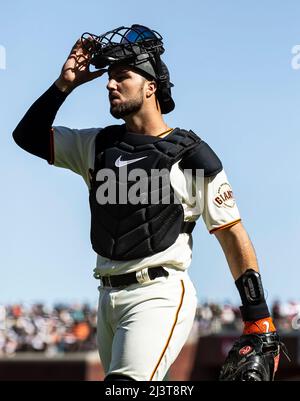 April 09 2022 San Francisco CA, USA der San Francisco Catcher Joey Bart (21) geht vom Feld zum Dugout während des MLB-Spiels zwischen den Miami Marlins und den San Francisco Giants. Die Marlins schlugen die Giants 2-1 im Oracle Park San Francisco Calif. Thurman James/CSM Stockfoto