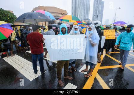 Wirtschaftliche und politische Krise in Sri Lanka. Polizei und Polizeibeamte. Sri Lankas Präsident Gotabaya Rajapaksa steht vor dem größten Straßenprotest. Stockfoto