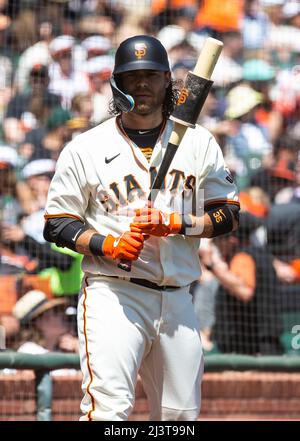 April 09 2022 San Francisco CA, USA San Francisco Shortstop Brandon Crawford (35) an Deck während des MLB-Spiels zwischen den Miami Marlins und den San Francisco Giants. Die Marlins schlugen die Giants 2-1 im Oracle Park San Francisco Calif. Thurman James/CSM Stockfoto