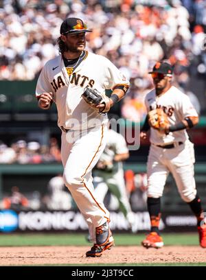 April 09 2022 San Francisco CA, USA San Francisco Shortstop Brandon Crawford (35) läuft während des MLB-Spiels zwischen den Miami Marlins und den San Francisco Giants vom Feld. Die Marlins schlugen die Giants 2-1 im Oracle Park San Francisco Calif. Thurman James/CSM Stockfoto
