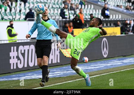 Wolfsburg, Deutschland. 09. April 2022. Fußball: Bundesliga, VfL Wolfsburg - Arminia Bielefeld, Matchday 29, Volkswagen Arena. Das Wolfsburg-Spiel Ridle Baku spielt den Ball. Quelle: Swen Pförtner/dpa - WICHTIGER HINWEIS: Gemäß den Anforderungen der DFL Deutsche Fußball Liga und des DFB Deutscher Fußball-Bund ist es untersagt, im Stadion und/oder vom Spiel aufgenommene Fotos in Form von Sequenzbildern und/oder videoähnlichen Fotoserien zu verwenden oder zu verwenden./dpa/Alamy Live News Stockfoto