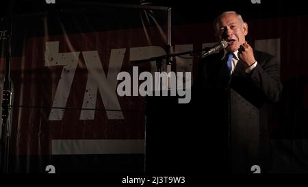 Der ehemalige israelische Premierminister und derzeitige Oppositionsführer Benjamin Netanjahu spricht während einer rechtsgerichteten Kundgebung gegen die Regierung am 6. April 2022 in Jerusalem, Israel. Stockfoto