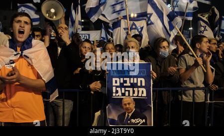 Ein israelischer rechter Demonstranten hält ein Schild mit dem ehemaligen Premierminister Benjamin Netanjahu während einer rechtsgerichteten Kundgebung gegen die Regierung am 6. April 2022 in Jerusalem, Israel. Stockfoto