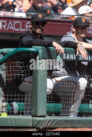 April 09 2022 San Francisco CA, USA San Francisco Manager Gabe Kaple( links) während des MLB-Spiels zwischen den Miami Marlins und den San Francisco Giants. Die Marlins schlugen die Giants 2-1 im Oracle Park San Francisco Calif. Thurman James/CSM Stockfoto