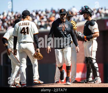 April 09 2022 San Francisco CA, U.S.A San Francisco Manager Gabe Kapler geht vom Hügel während des MLB-Spiels zwischen den Miami Marlins und den San Francisco Giants. Die Marlins schlugen die Giants 2-1 im Oracle Park San Francisco Calif. Thurman James/CSM Stockfoto