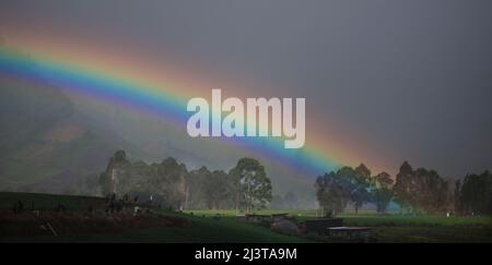 Schöner Regenbogen über den Feldern und Hügeln rund um Cerro Punta, Provinz Chiriqui, Republik Panama, Mittelamerika. Stockfoto